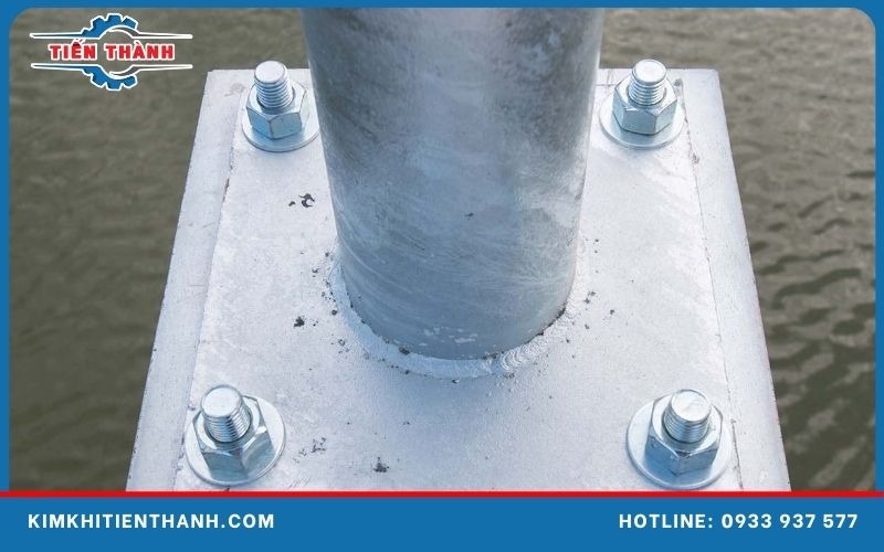 Chân cột thép bắt bu lông nở xuống nền bê tông