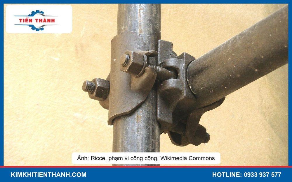 Cùm chết giàn giáo nối hai ống thép vuông góc
