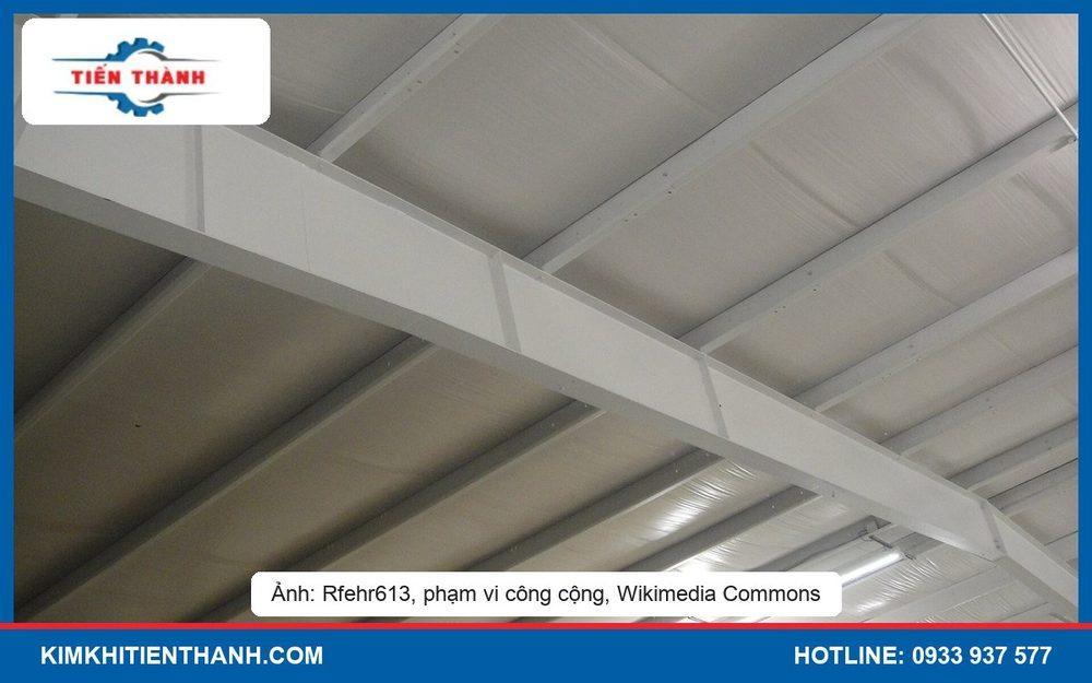 Dãy xà gồ thép cán nguội gác trên kèo mái nhà xưởng nhìn từ bên trong