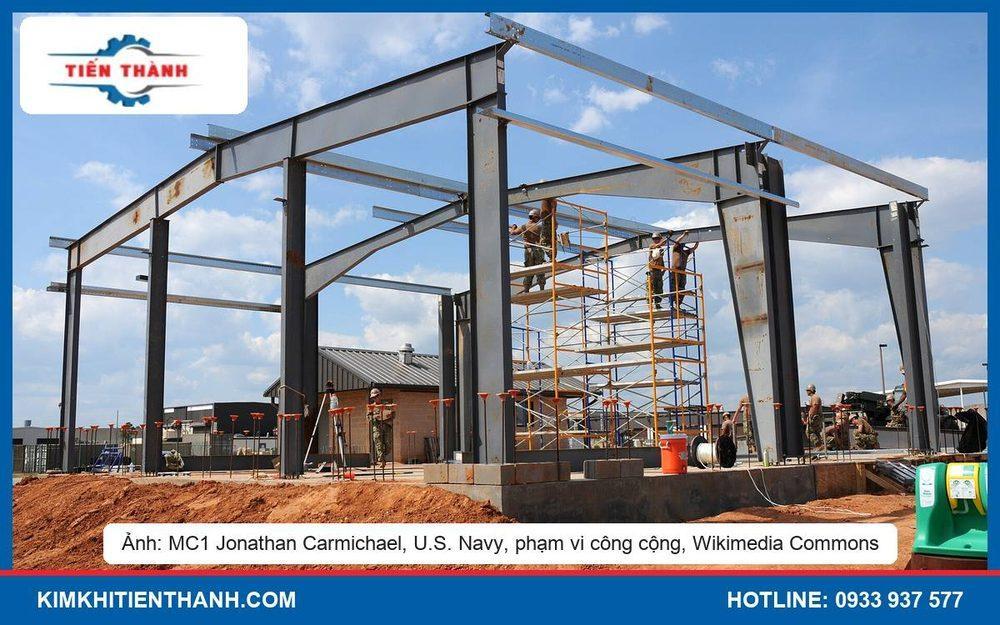 Khung nhà thép tiền chế đang lắp dựng với cột, kèo và xà gồ